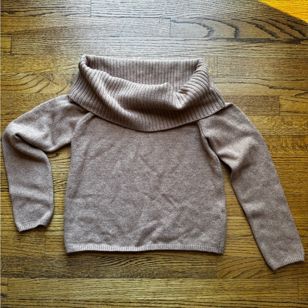 Old Navy Women Sweater size m Brown
Cotton Blend Off Shoulder Knit pullover - Picture 7 of 9